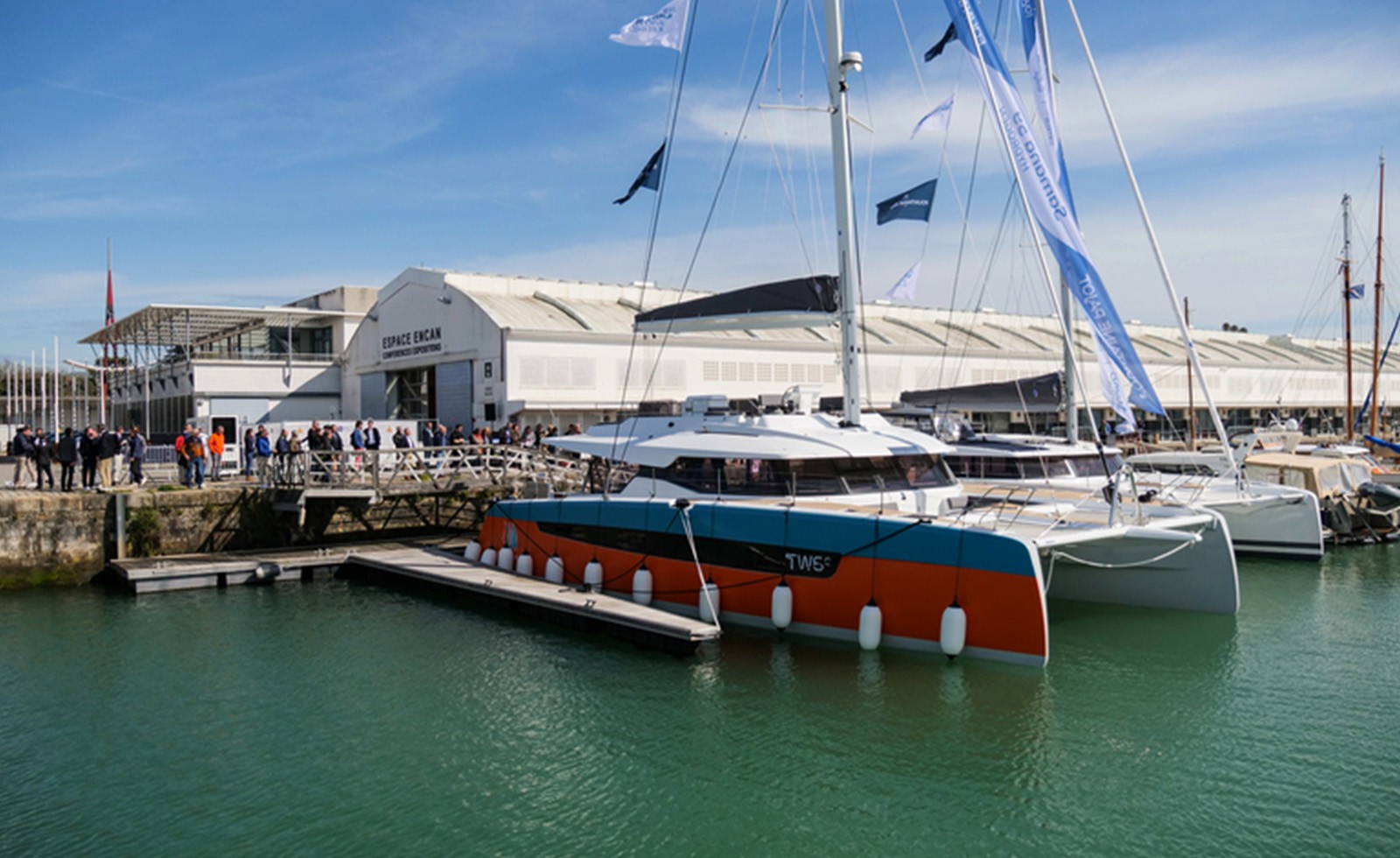 A Fountaine Pajot desenvolve o primeiro protótipo do mundo de um catamarã de cruzeiro com propulsão 100% elétrica, usando hidrogénio como fonte de energia.